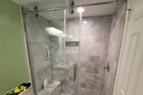 bathroom7BC7C9AAC-124A-F2AF-7411-6181480F1316.jpg