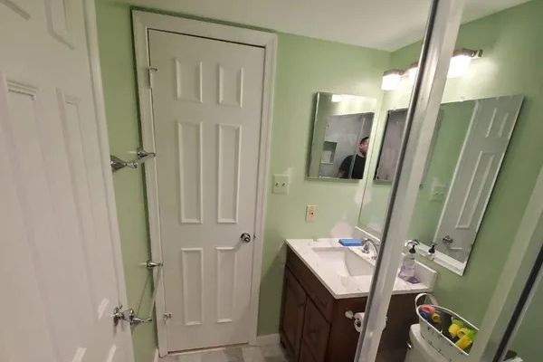 bathroom858924103-E2B9-57E8-00CA-A7DBB861E708.jpg